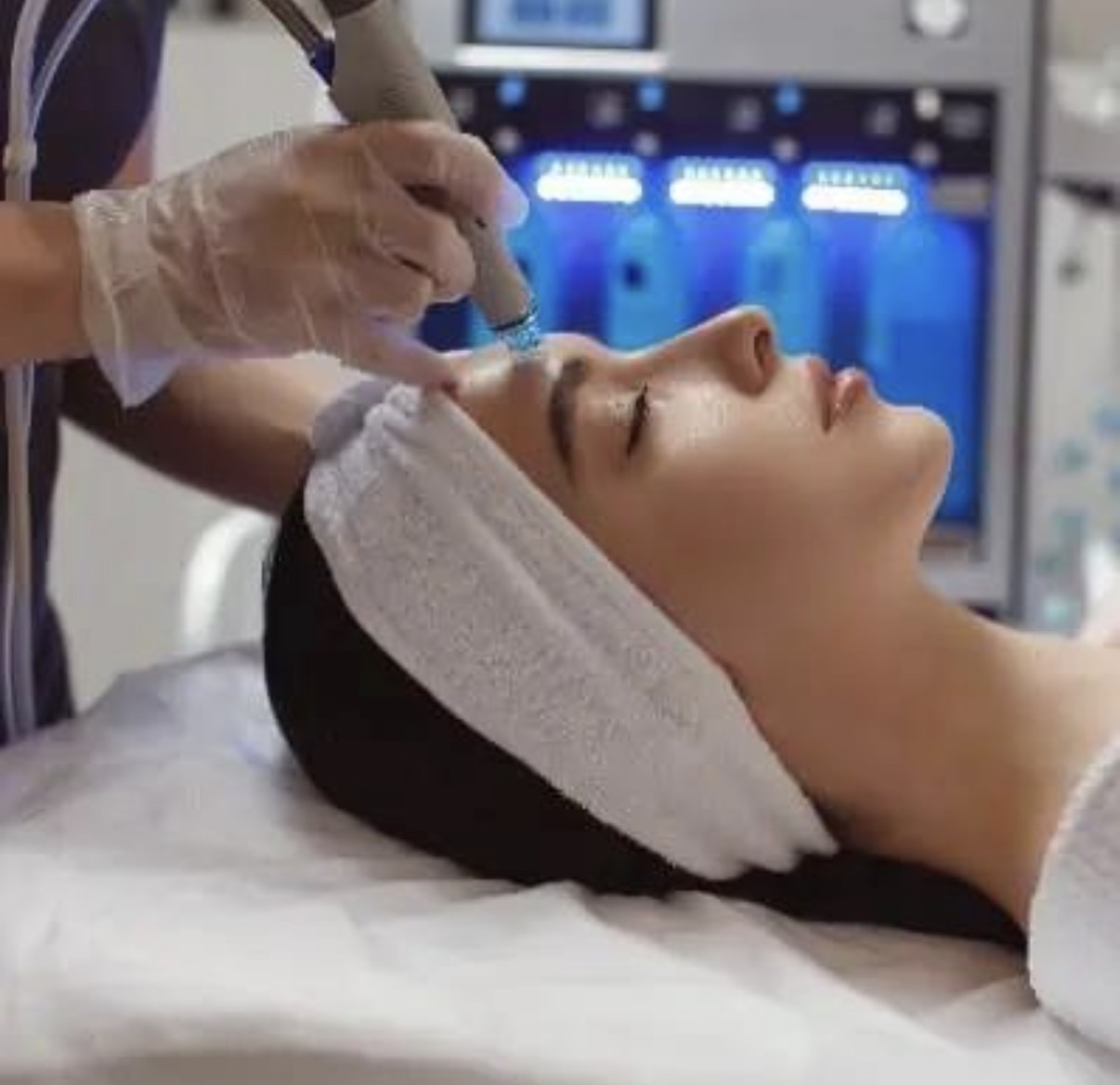 Deep cleansing facial at Skin by Saif Clinic